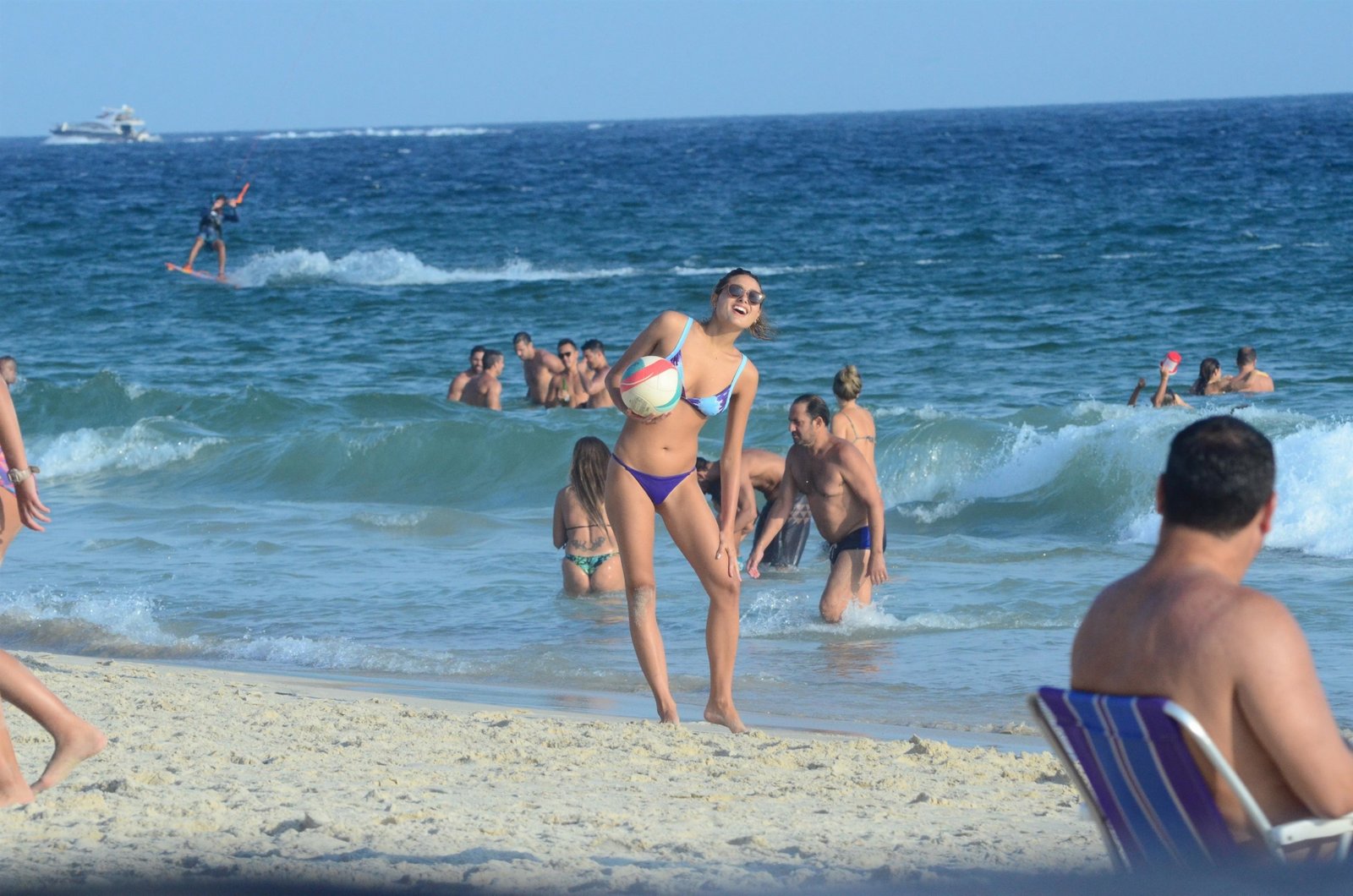 Sasha Meneghel mostra corpão em cliques na praia 