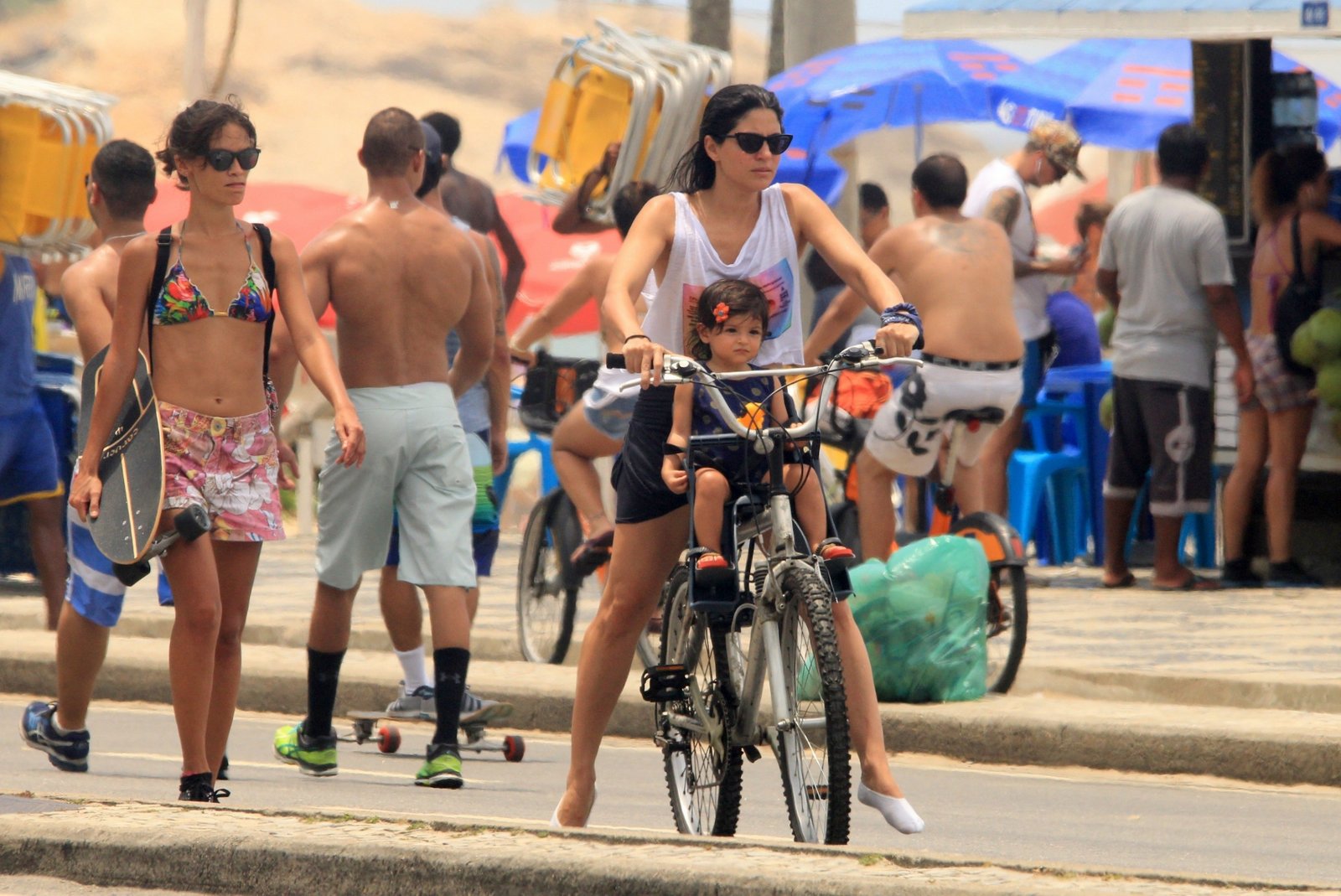 Carol Castro passeia de bike com a filha