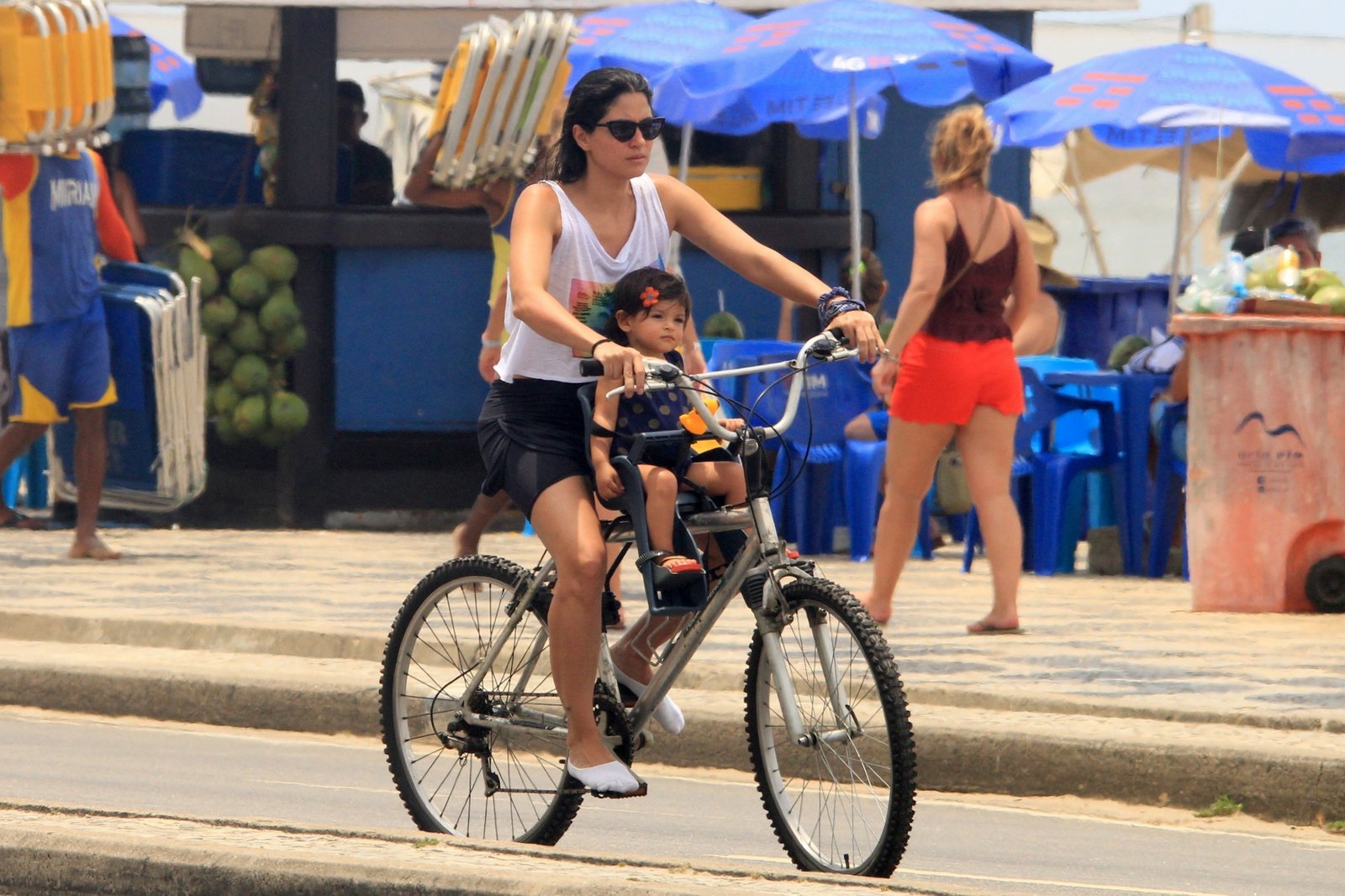 Carol Castro passeia de bike com a filha