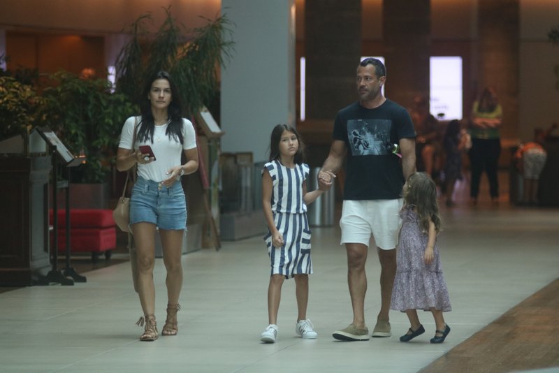 Malvino Salvador curte passeio no shopping em família