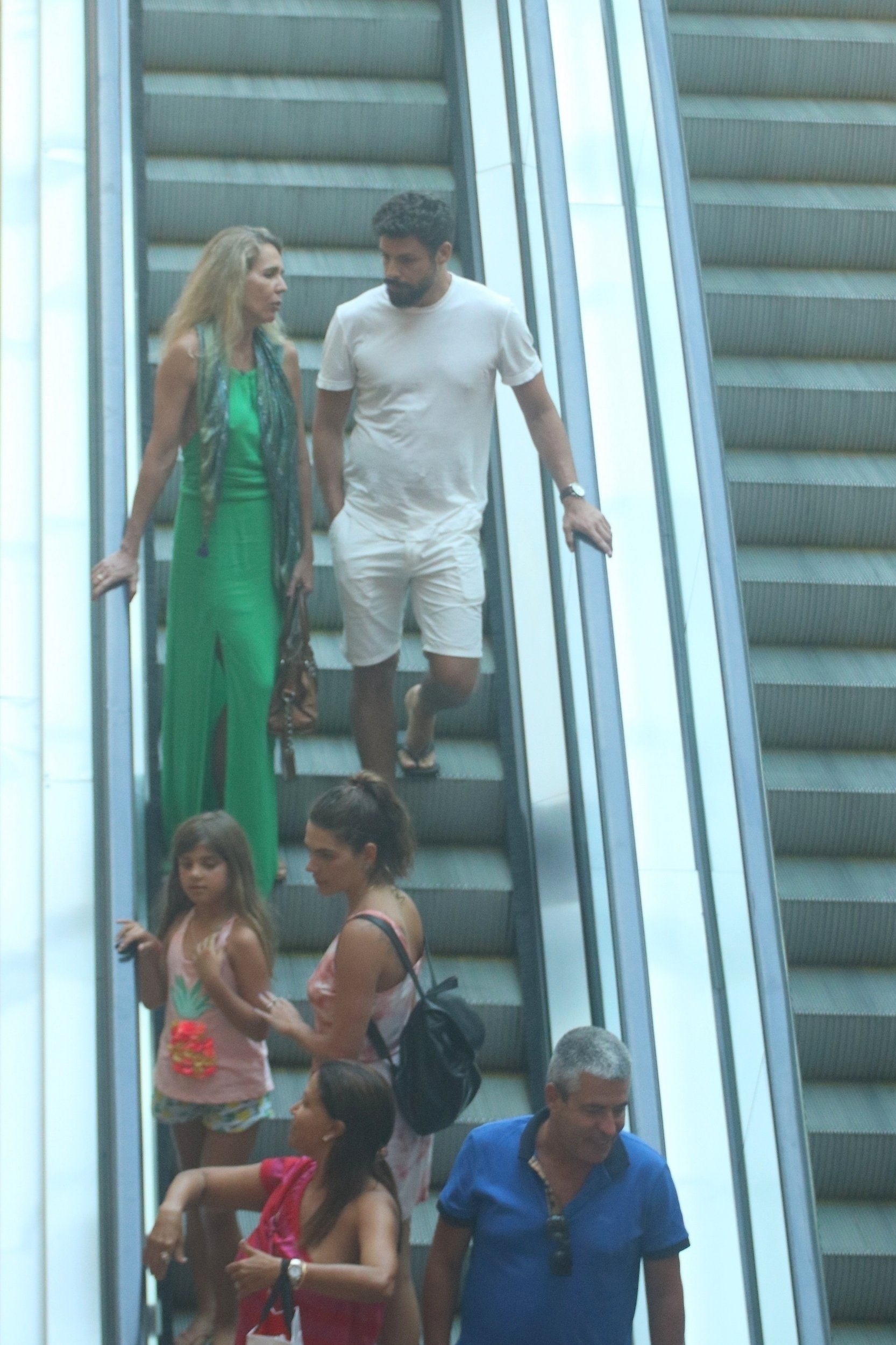 Cauã Reymond curte passeio em família em shopping