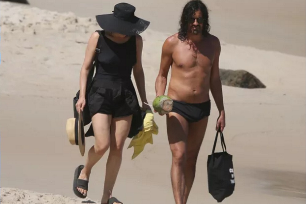 Bárbara Paz curte praia com namorado