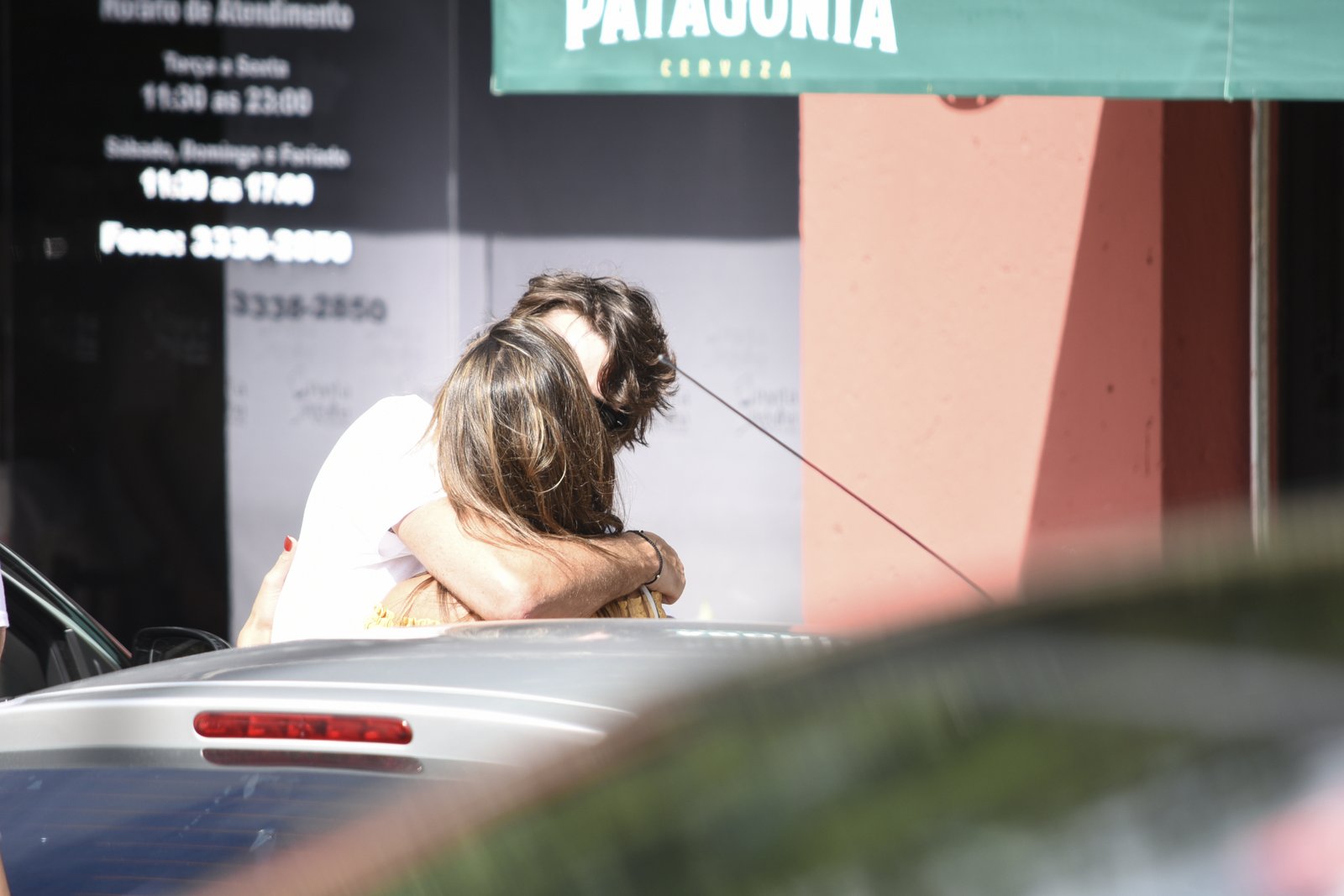 Alessandra Ambrosio se despede do namorado em Florianópolis 