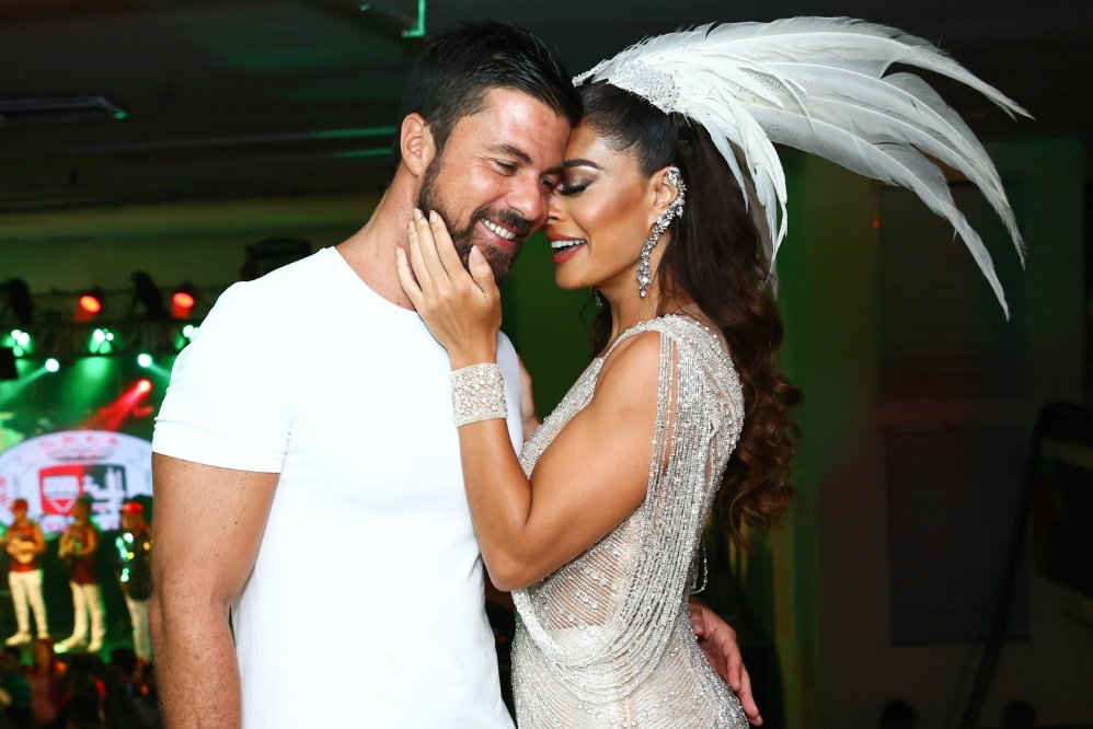 Com o marido, Juliana Paes arrasa em noite de samba