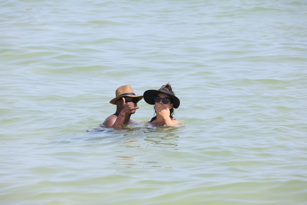 Fernanda Souza e Thiaguinho se refrescam no mar
