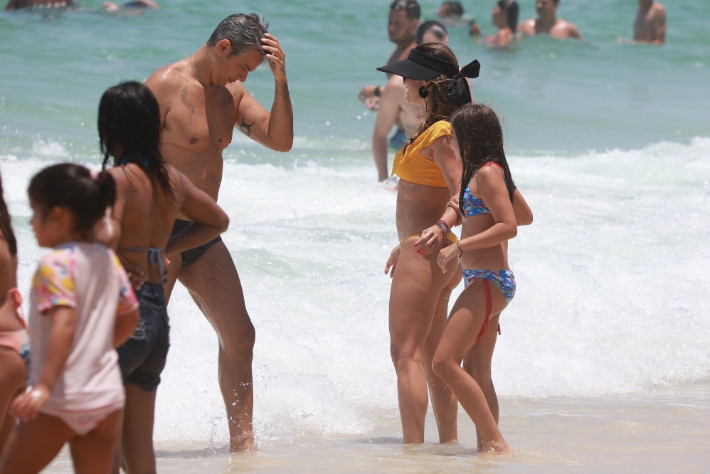 Flávia Alessandra e Otaviano Costa curtem praia em família