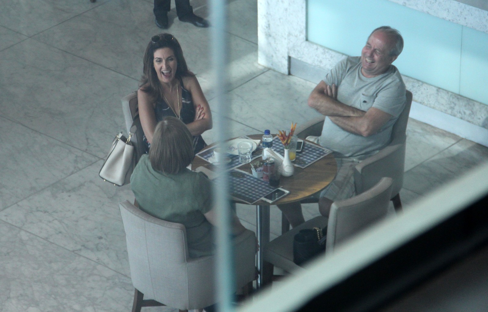 Fátima Bernardes divide um café com amigos em shopping