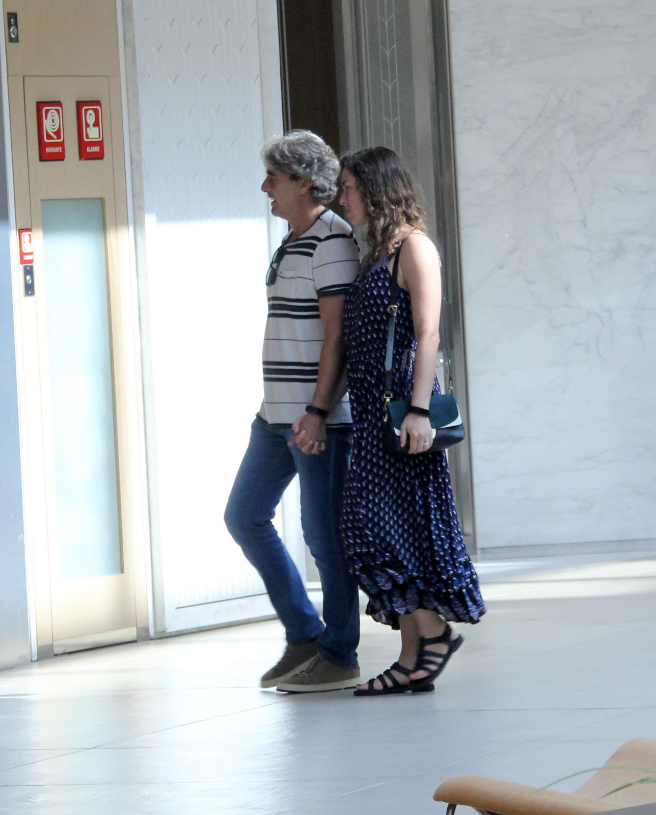 Alexandre Borges e a namorada passeiam no Rio de Janeiro 