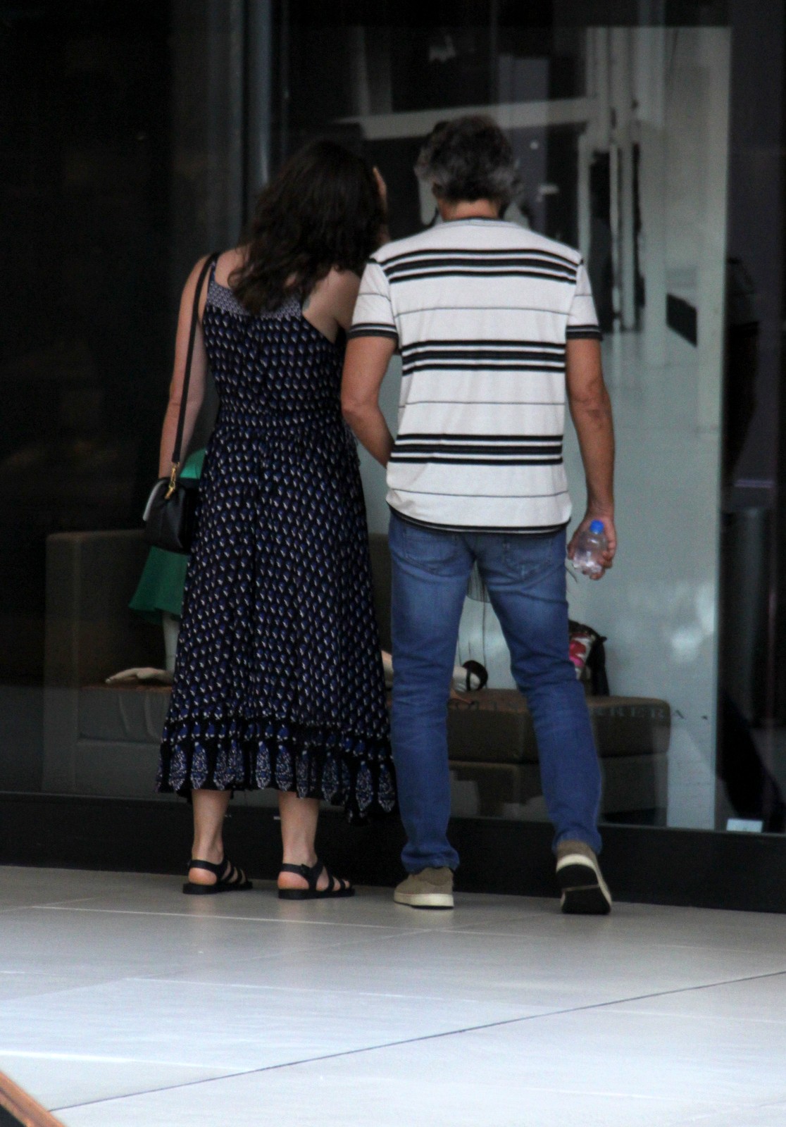 Alexandre Borges e a namorada passeiam no Rio de Janeiro 