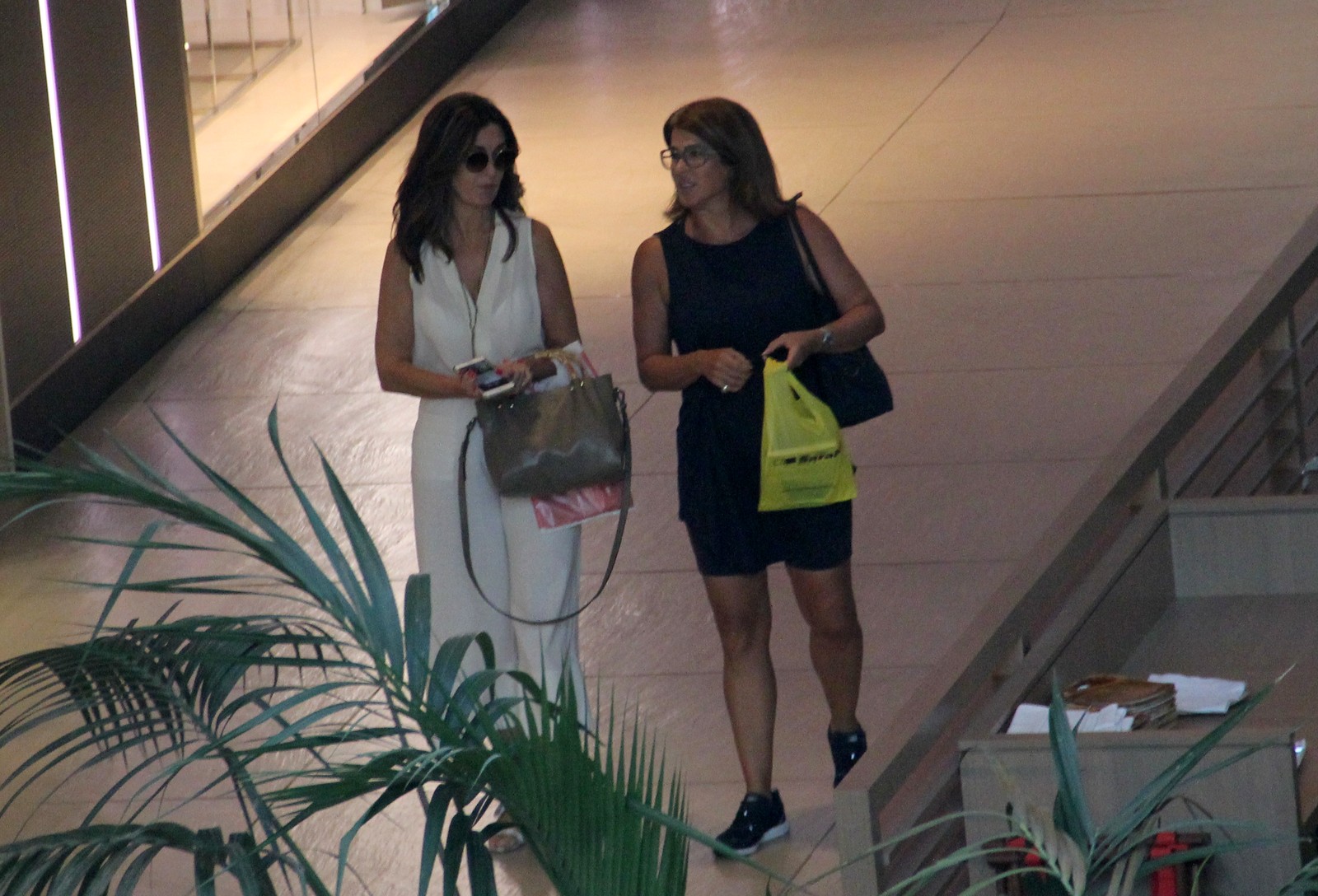 Fátima Bernardes curte passeio com amiga por shopping