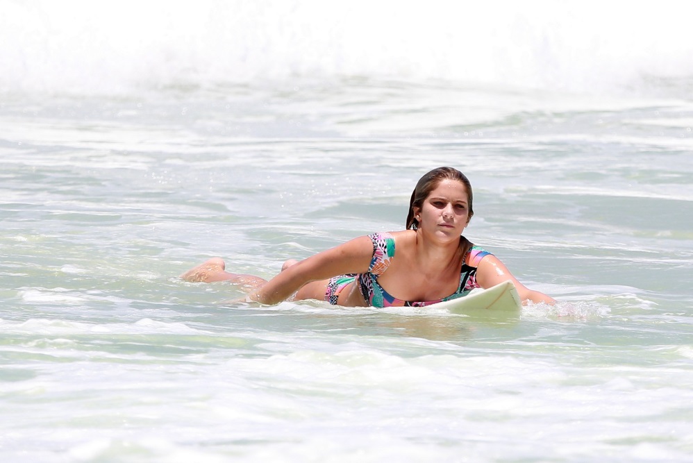 Isabella Santoni surfa na Barra da Tijuca