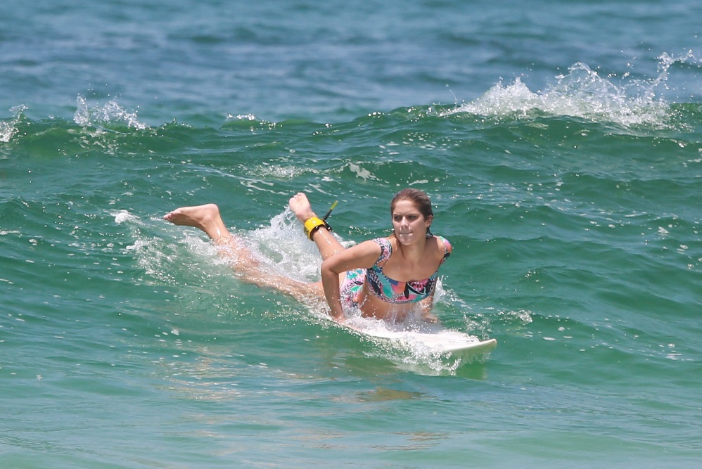 Isabella Santoni surfa na Barra da Tijuca