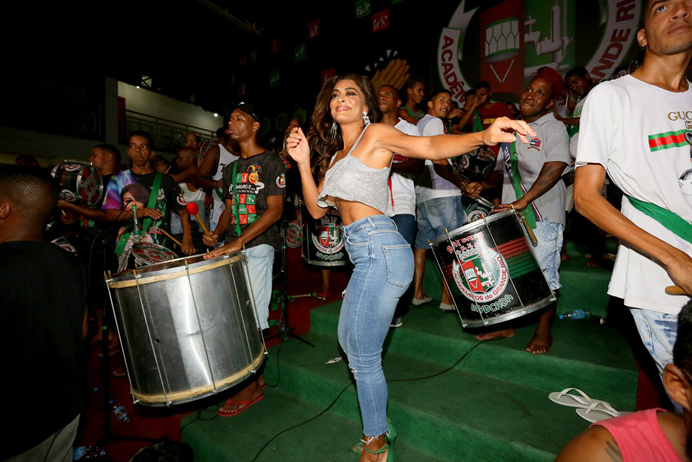 Juliana Paes samba de calça jeans no ensaio da Grande Rio