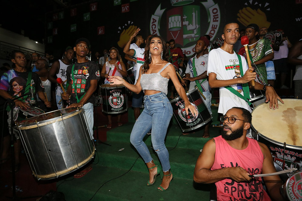 Juliana Paes samba de calça jeans no ensaio da Grande Rio