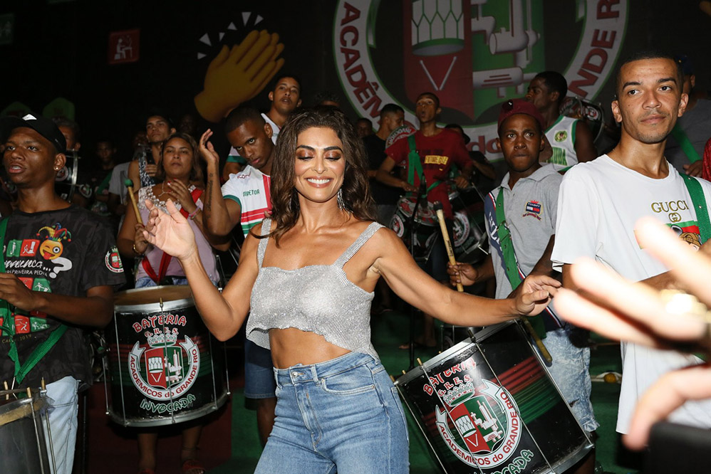 Juliana Paes samba de calça jeans no ensaio da Grande Rio