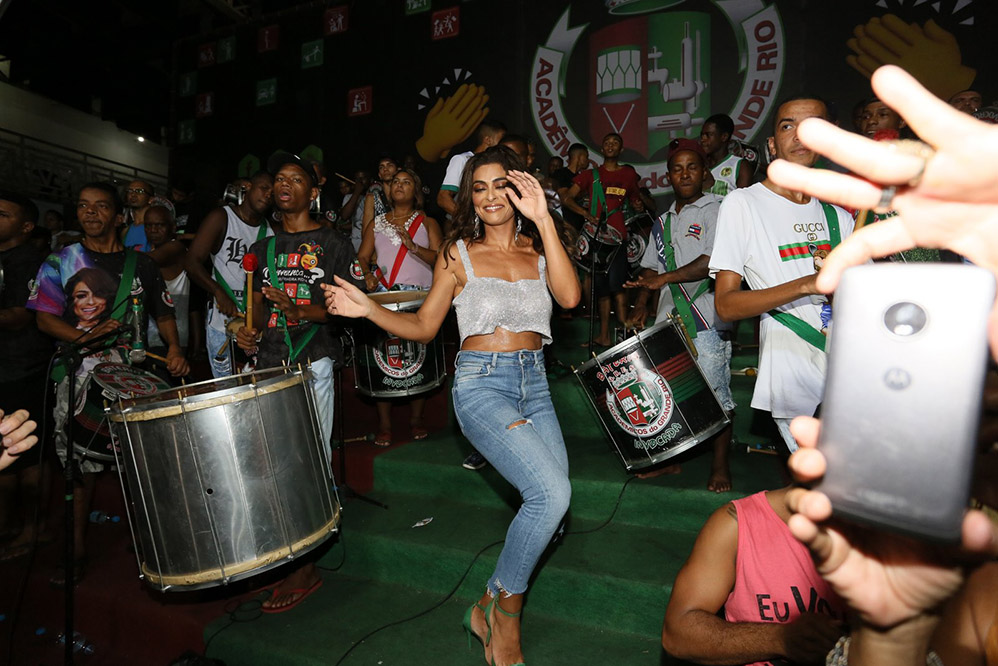 Juliana Paes samba de calça jeans no ensaio da Grande Rio