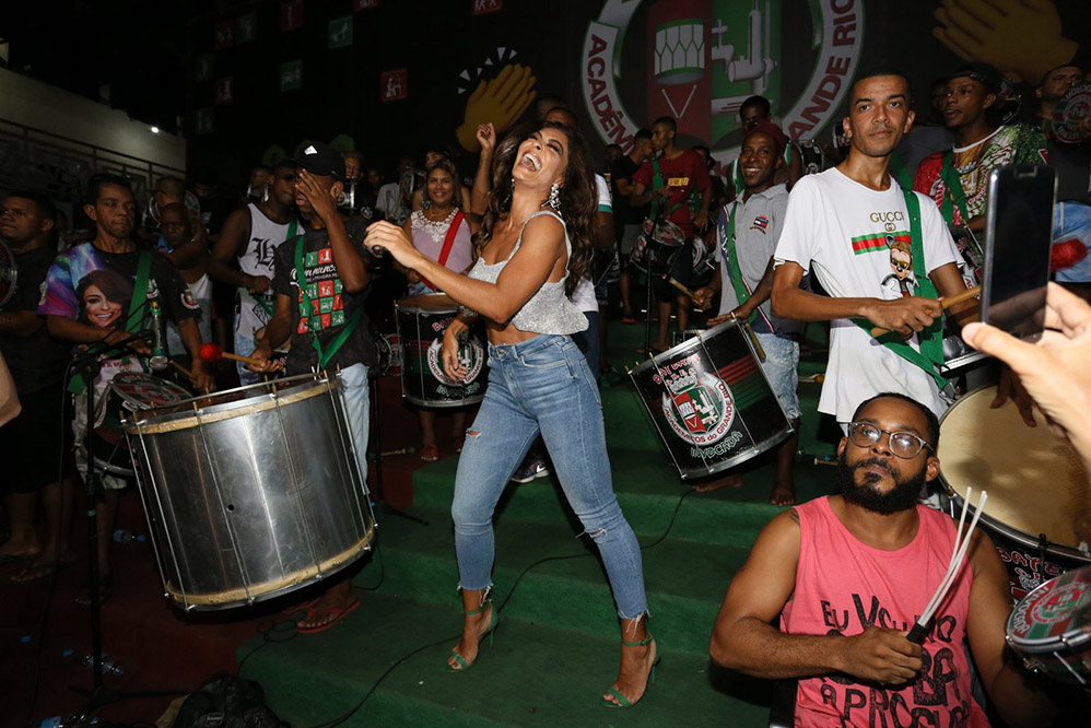 Juliana Paes samba de calça jeans no ensaio da Grande Rio