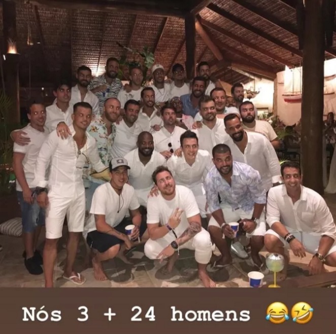 Neymar ironizando o clique, ao lado dos parças