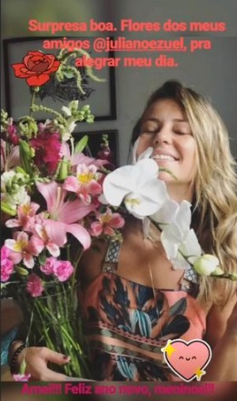 Paolla Oliveira ganha flores e compartilha tudo na internet