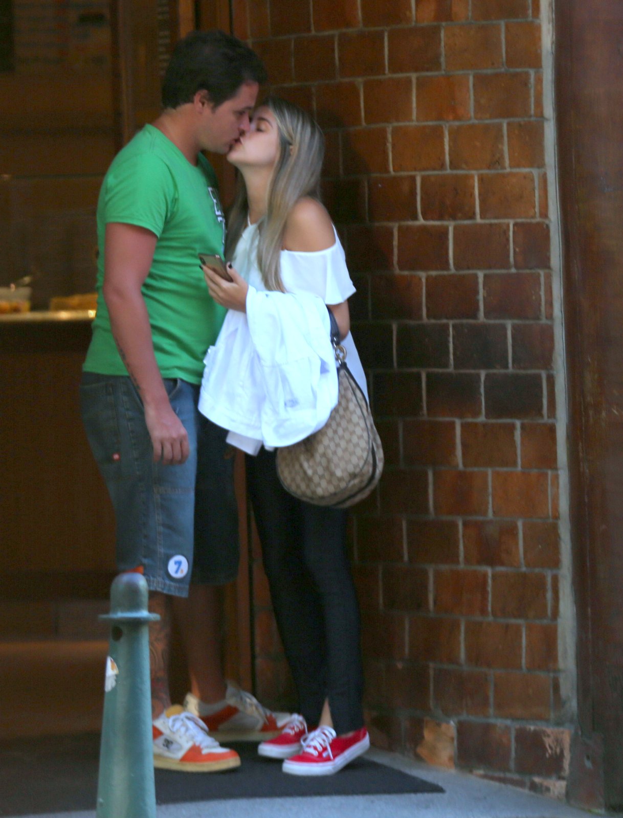 Felipe Dylon troca beijos com a namorada no Rio de Janeiro