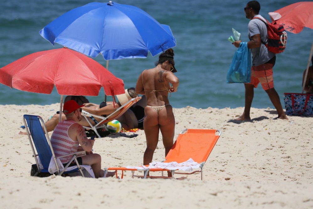 Viviane Araújo exibe corpão em praia carioca