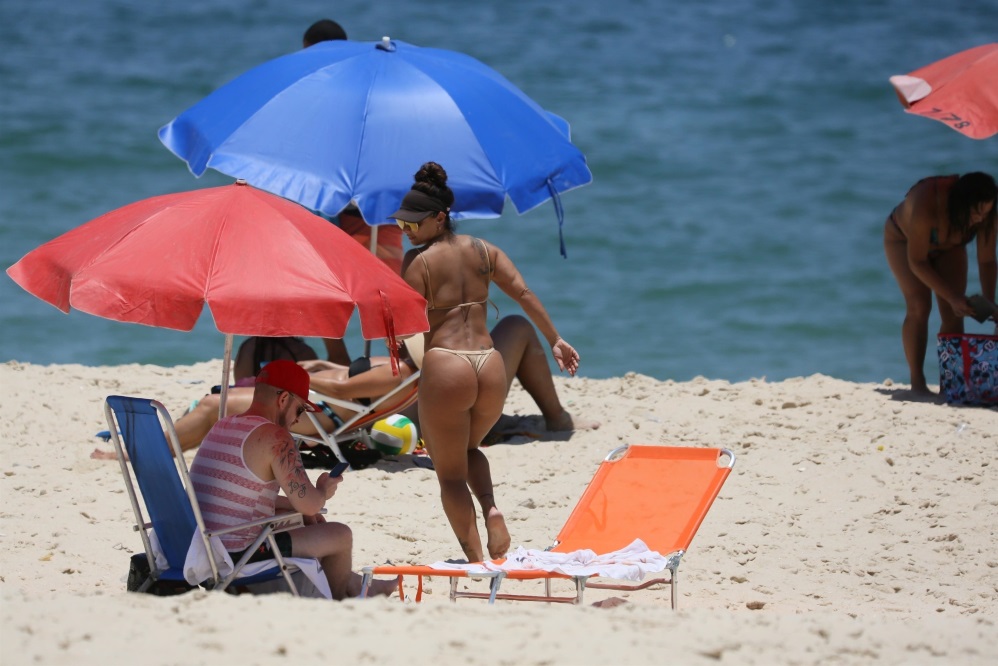 Viviane Araújo exibe corpão em praia carioca