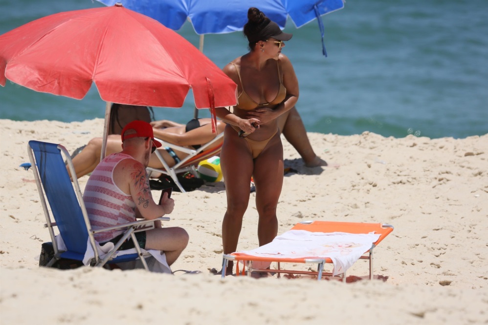 Viviane Araújo exibe corpão em praia carioca