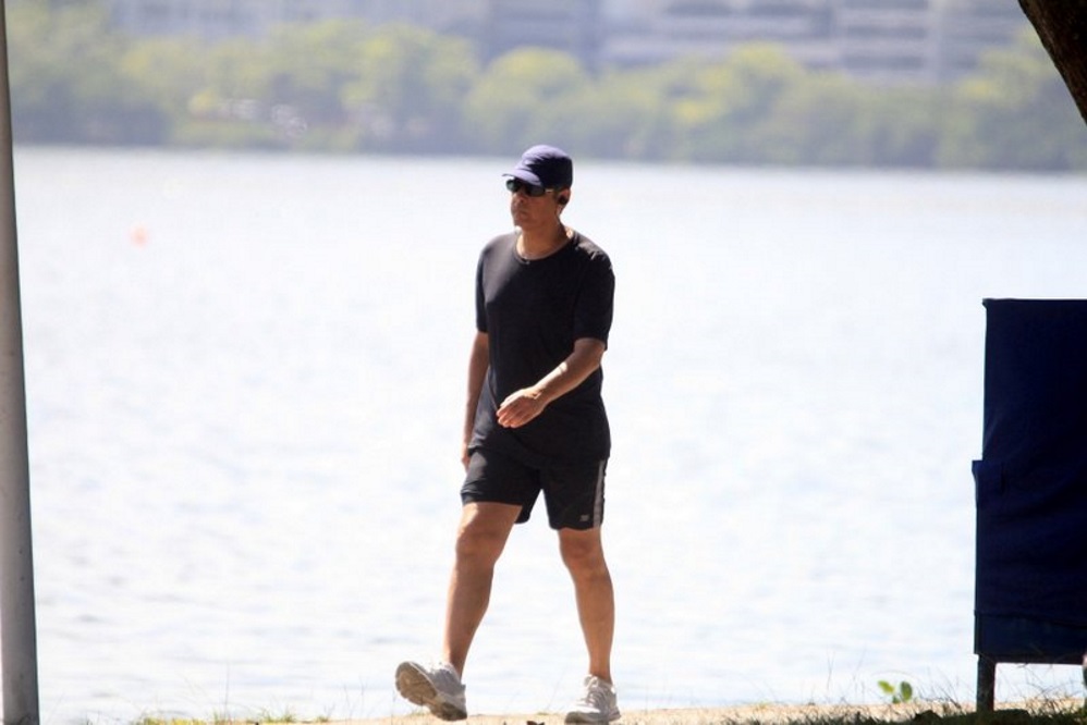 Com look fitness, William Bonner caminha na Lagoa Rodrigo de Freitas