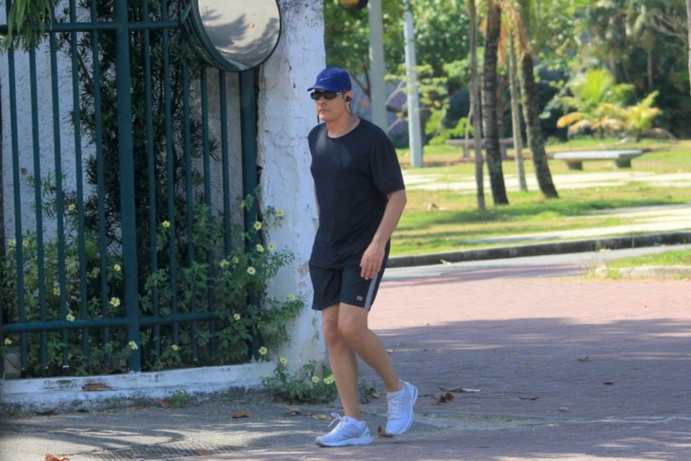 Com look fitness, William Bonner caminha na Lagoa Rodrigo de Freitas