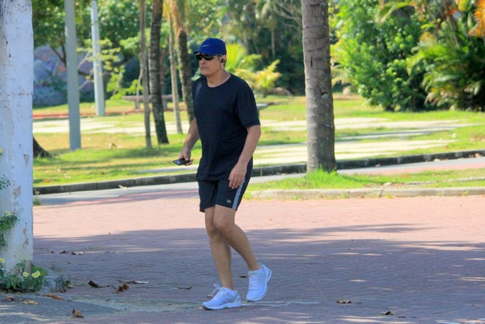 Com look fitness, William Bonner caminha na Lagoa Rodrigo de Freitas