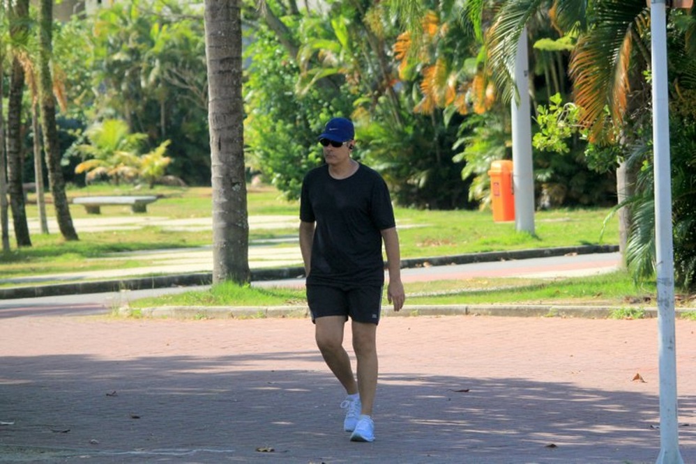 Com look fitness, William Bonner caminha na Lagoa Rodrigo de Freitas