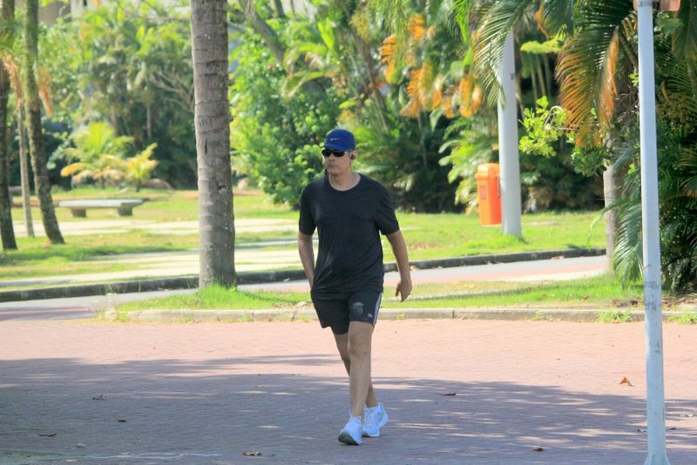 Com look fitness, William Bonner caminha na Lagoa Rodrigo de Freitas