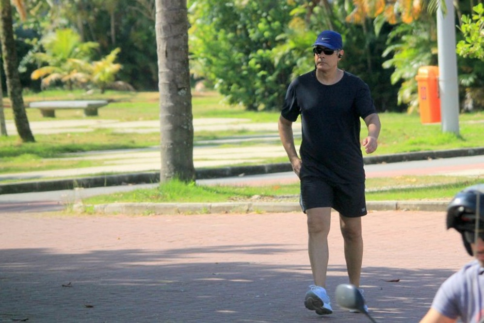 Com look fitness, William Bonner caminha na Lagoa Rodrigo de Freitas