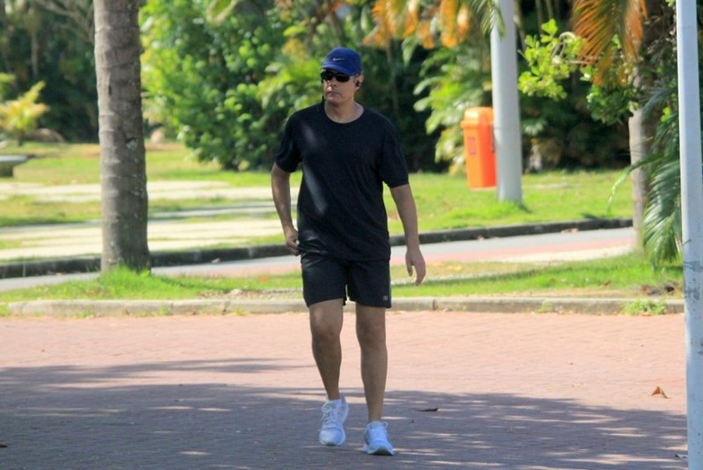 Com look fitness, William Bonner caminha na Lagoa Rodrigo de Freitas