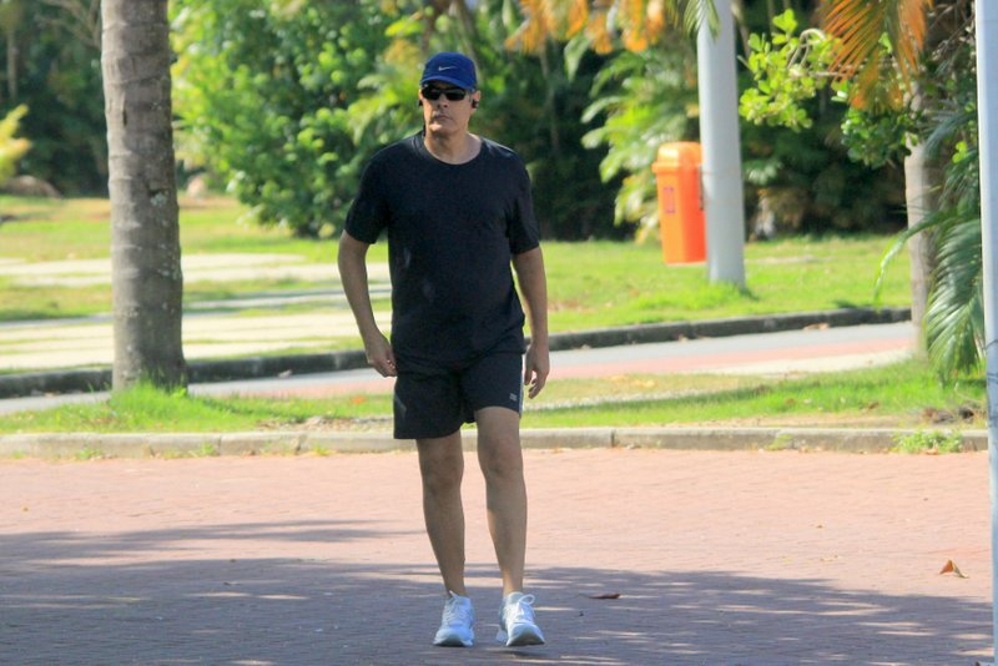 Com look fitness, William Bonner caminha na Lagoa Rodrigo de Freitas