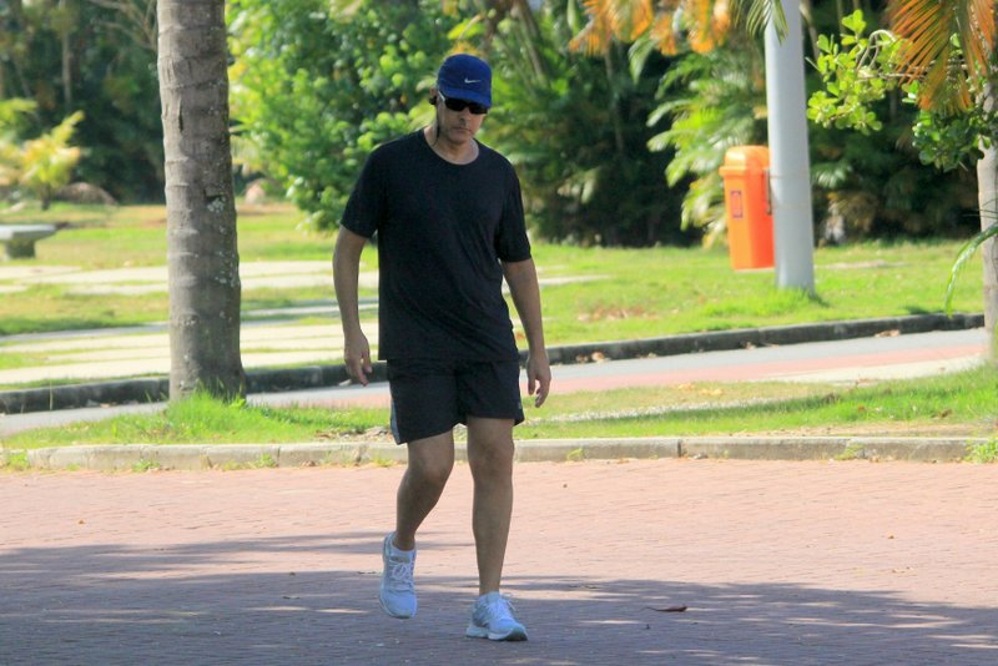 Com look fitness, William Bonner caminha na Lagoa Rodrigo de Freitas