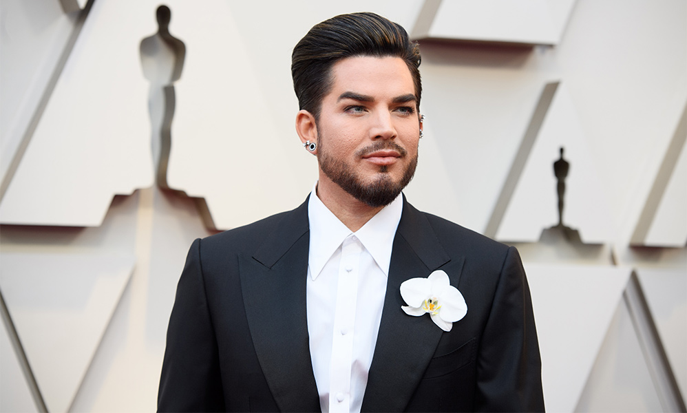 Oscar 2019: Adam Lambert chegou ao tapete vermelho ostentando uma enorme orquídea branca na lapela de seu terno Tom Ford