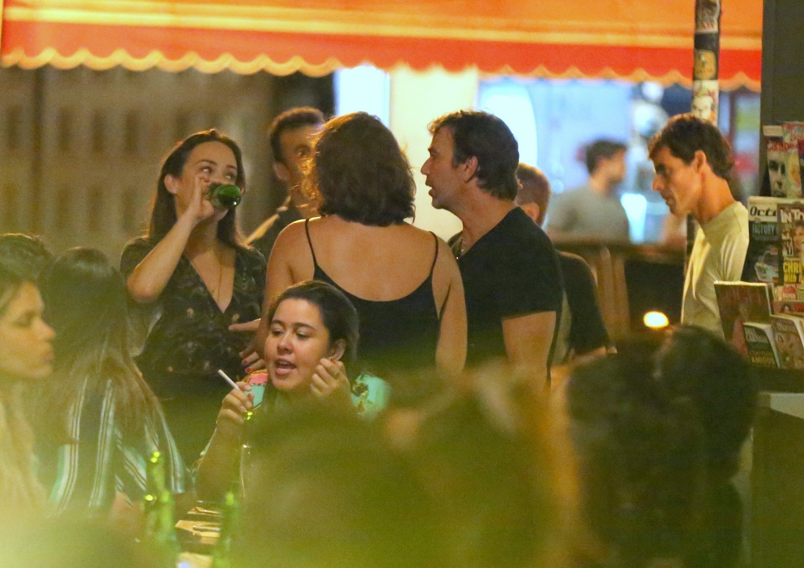Gabriela Duarte e Marcelo Faria curtem folga em bar do Rio de Janeiro