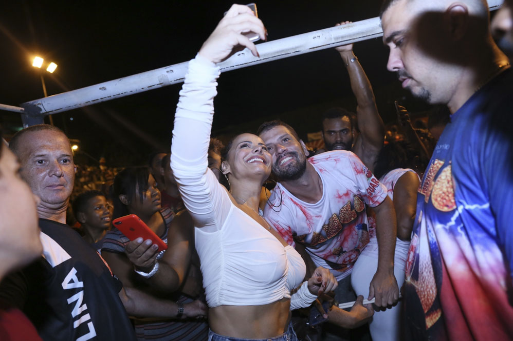 Simpatia: Vivi Araújo faz selfies com fãs