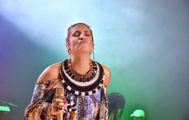 Claudia Leitte faz show em Pernambuco e arrasa no palco
