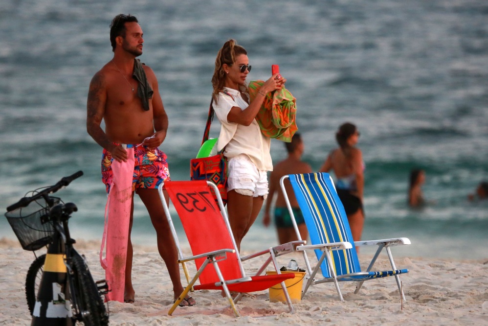 Dany Bananinha sobe a temperatura do pôr do sol da Barra