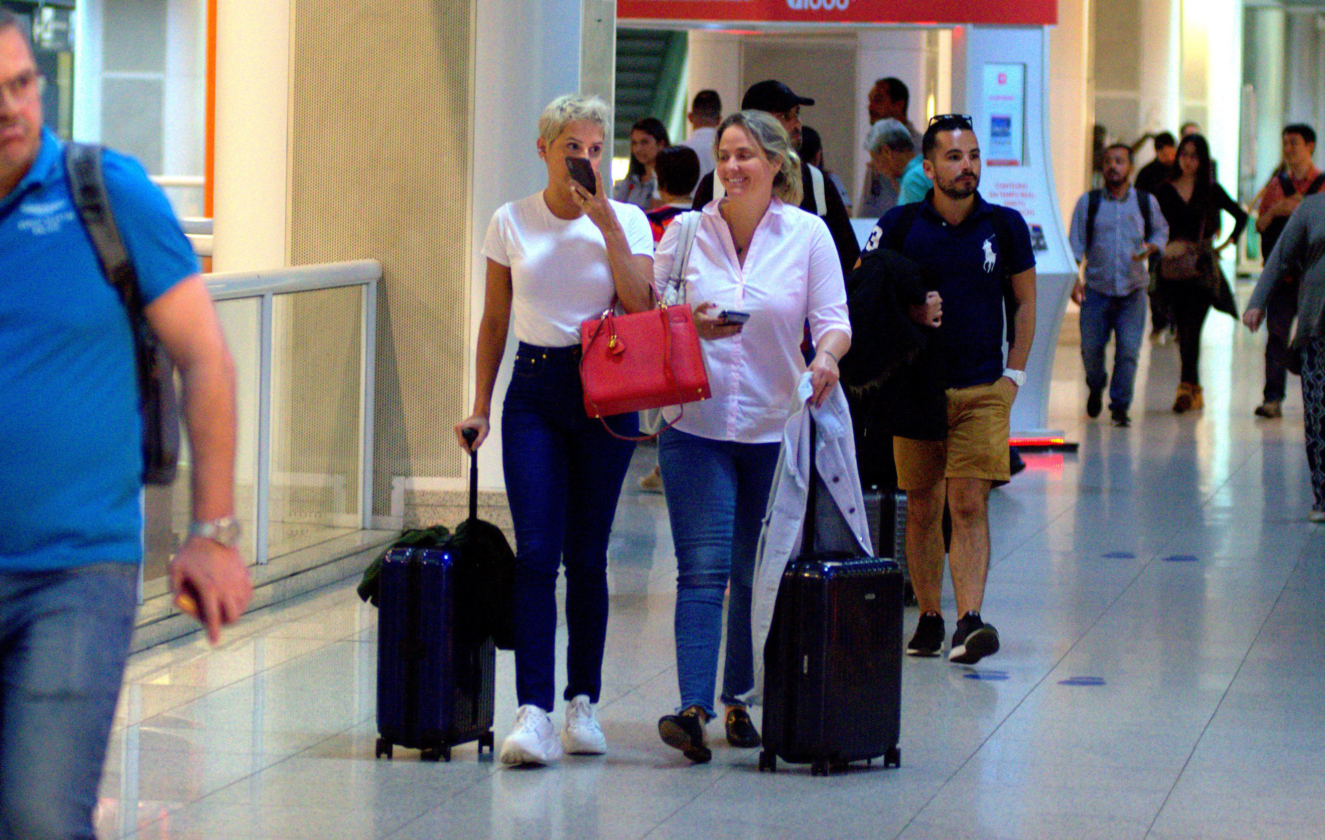 Déborah Secco é flagrada no Aeroporto Santos Dumont