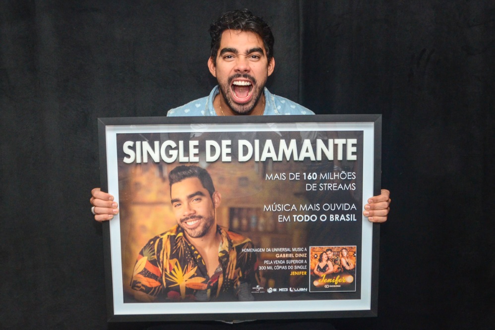 Gabriel Diniz ganha placa de Diamante em show