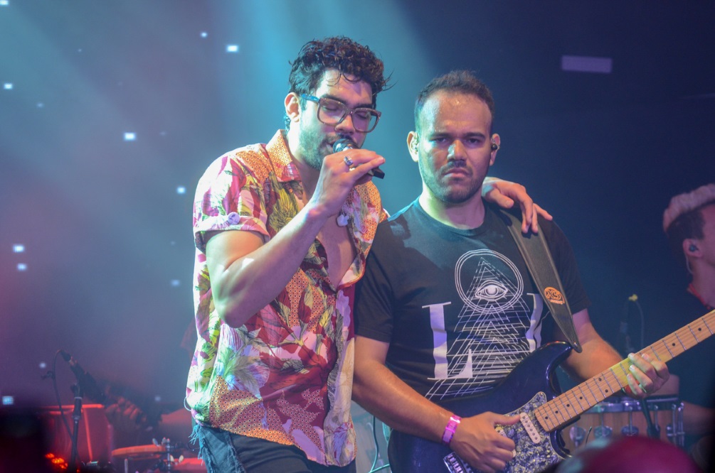 Gabriel Diniz ganha placa de Diamante em show