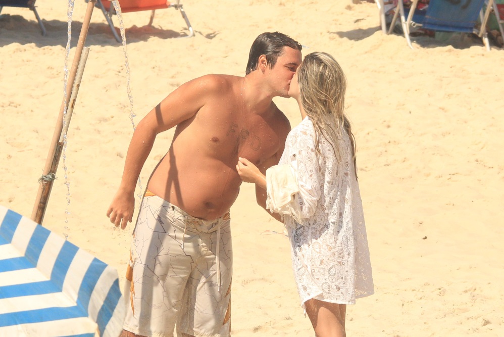 Felipe Dylon beija muito em dia de praia