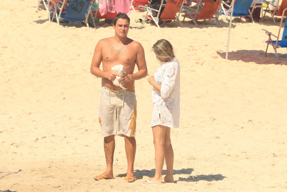 Felipe Dylon beija muito em dia de praia