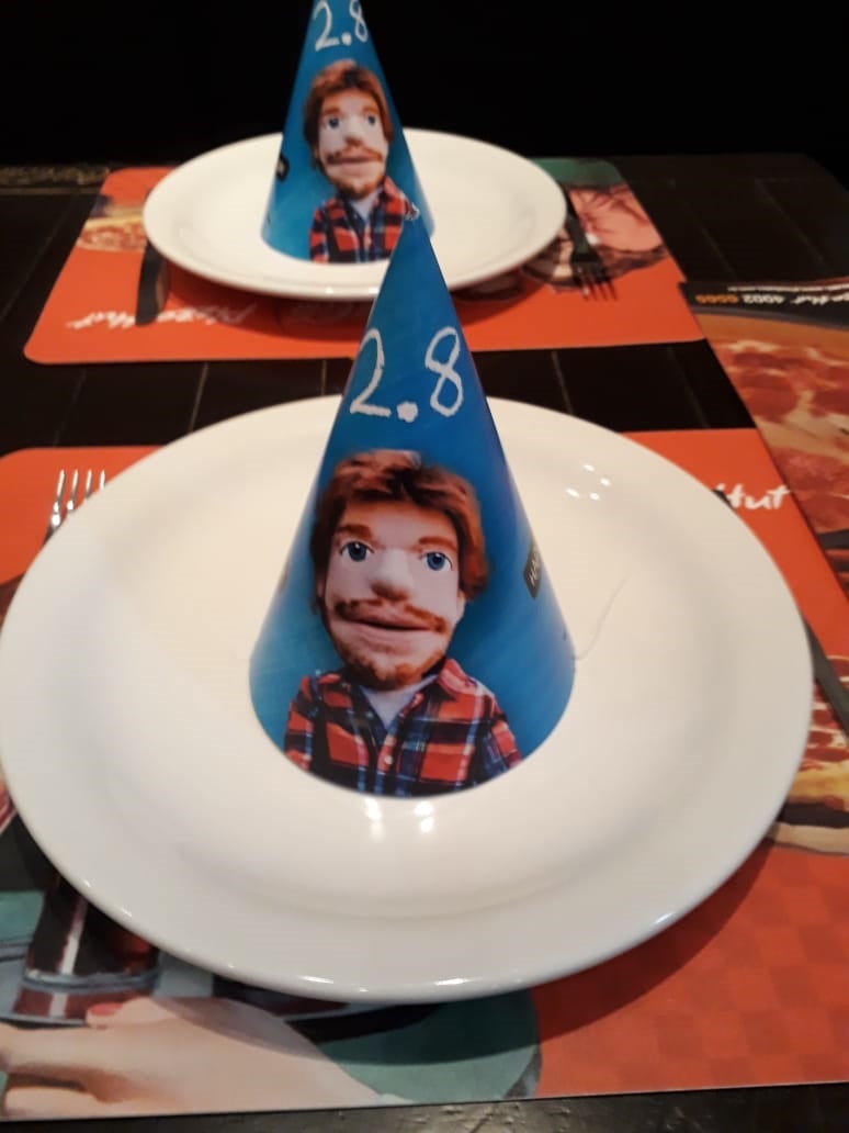 Ed Sheeran celebra aniversário em pizzaria de Porto Alegre