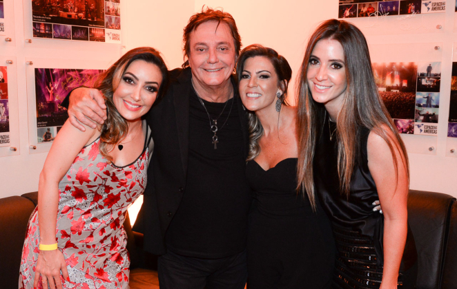 Fábio Jr recebe as filhas Krízia e Tainá Galvão em seu show em São Paulo