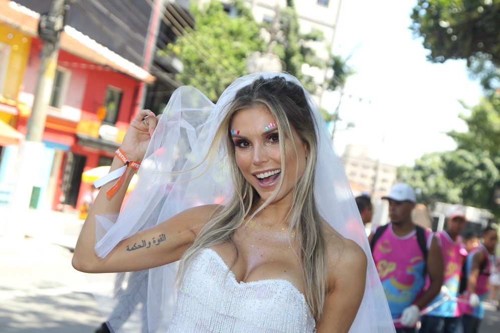 Flavia Viana aparece de noiva em bloquinho de Carnaval