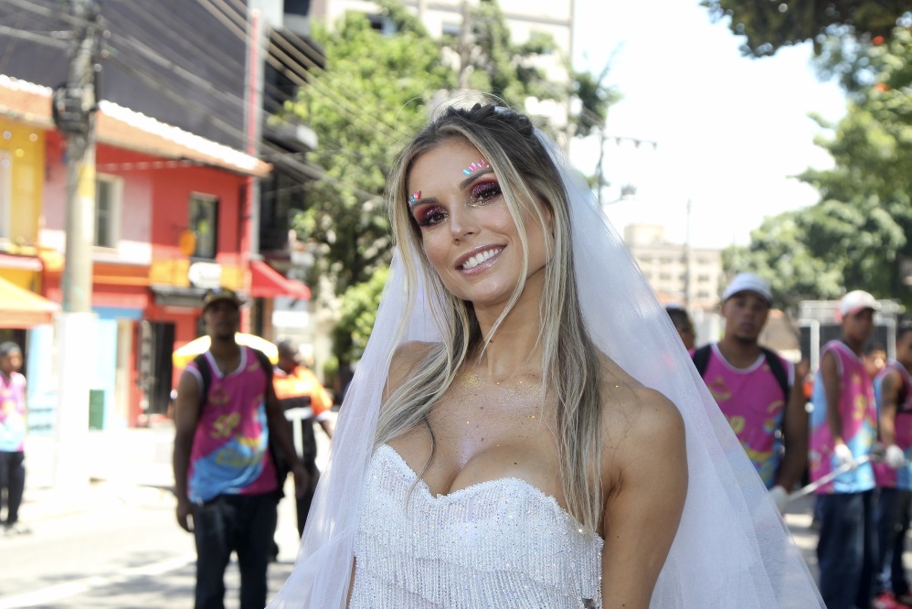 Flavia Viana aparece de noiva em bloquinho de Carnaval